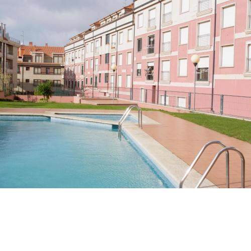 Apartamentos La Perla con piscina y parking