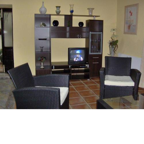 Apartamentos-Monasterio-de-San-Antonio-Guenstiges-Apartment-zur-Strasse