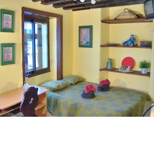 Apartamentos-Monasterio-de-San-Antonio-Kleines-Studio-15qm-fuer-junge-Leute