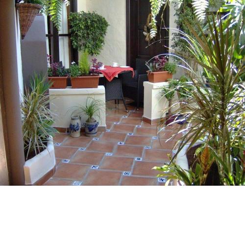 Apartamentos-Monasterio-de-San-Antonio-Mediterranes-Apartment-mit-kleiner-Terrasse-im-Innenhof