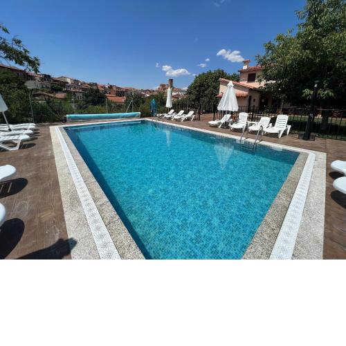 APARTAMENTOS RURALES DOÑA JIMENA DEL AMBROZ 4 Estrellas complejo único en el centro del pueblo, piscina ya abierta, parking privado