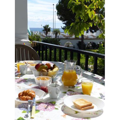 Apartment, 2 bedrooms, on the beach, with pool, sea views and garden -- All included, Parking & Wifi