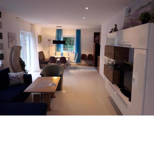 APARTMENT 2 Schlafzimmer 3 Betten BESTROOMS eU