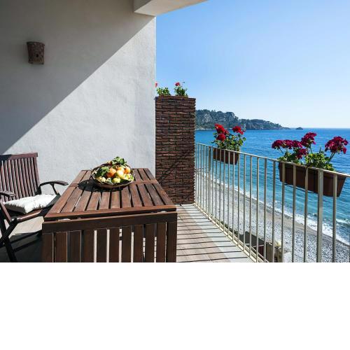 Apartment 20m from the beach and from the terrace a beautiful sea view