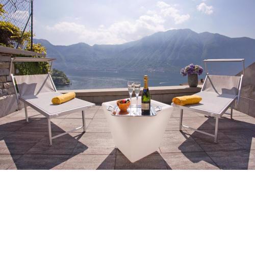 Apartment 5 - Overlooking Isola Comacina. Spacious living ideal for families of up to 10