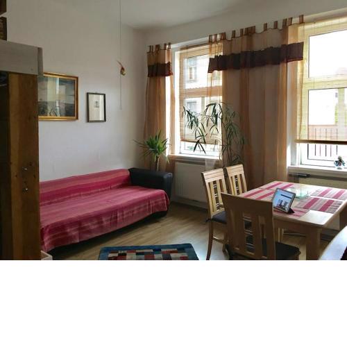 Apartment 5 stops away from city-centre