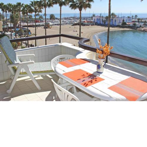 Apartment Facing the Sea and Marina