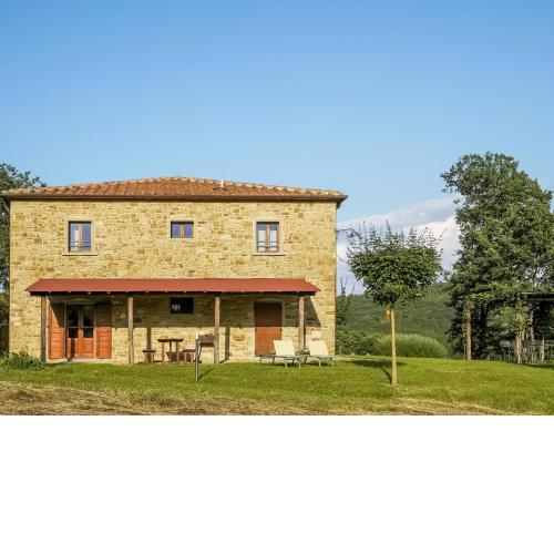 Apartment in a holiday home in Anghiari with a view of the hills
