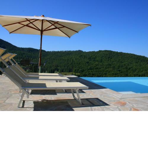 Apartment in a holiday home in Anghiari with a view of the hills