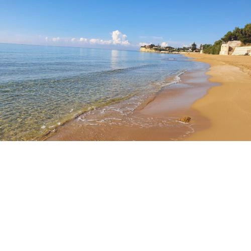 Apartment in a villa a stones throw from the sea