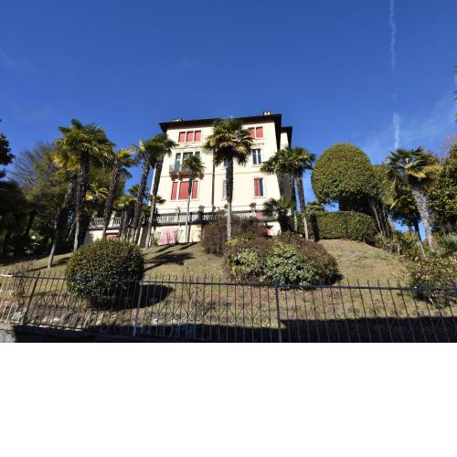 Apartment in historic villa with solarium and lake view