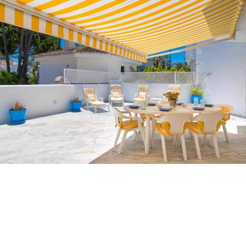 Apartment in the best beach of Marbella with pools