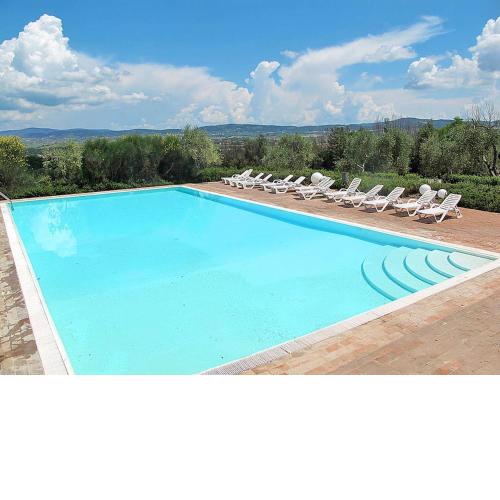 Apartment in the village of Asciano with 2 pools in the hills of Siena