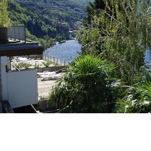 Apartment with 2 bedrooms a large terrace with magnificent view of the lake