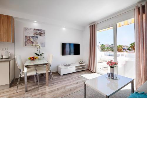 Apartment with amazing ocean view - Island Village Heights