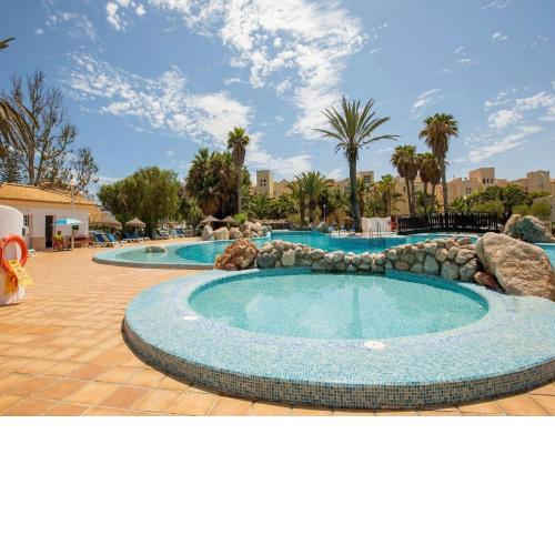 Apartment with private terrace and pool very close to the beach