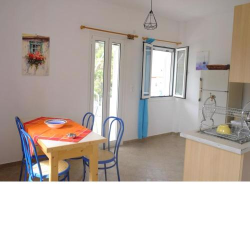 Apartment with sea view and balcony 60m from beach
