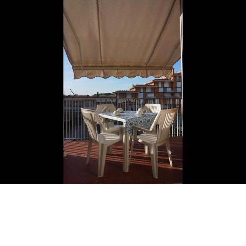 Apartment with terrace for 5 people near the beach by Beahost Rentals