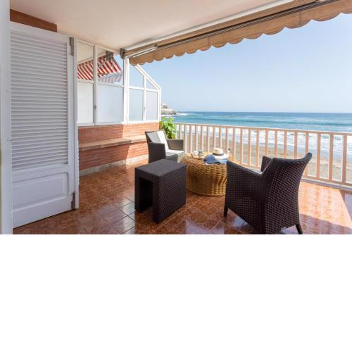Apartment with terrace on the beachfront