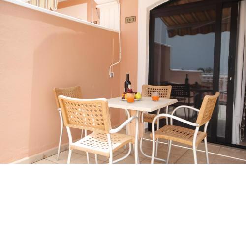 Apartment with terrace on the seafront in Playa Fañabe