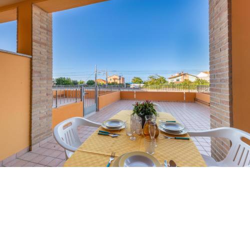 Apartment with Terrace & Parking near the Sea