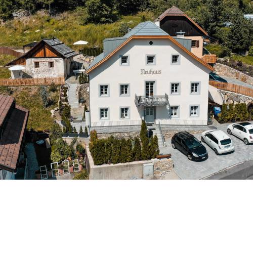 Apartments & historic Chalet Neuhaus