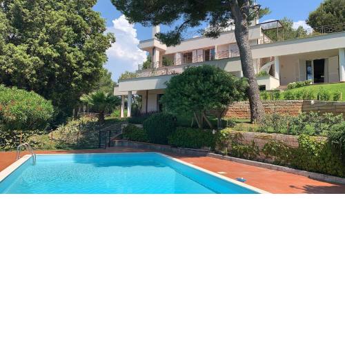 Appartamenti in villa con piscina