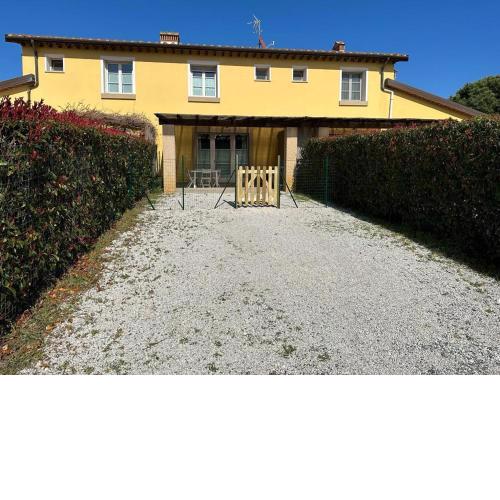 Appartamenti Teresa & Adele, 2 km dal mare, 2 bagni, giardino recintato, WIFI, posto auto