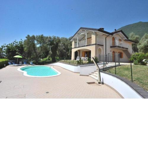 Appartamenti Theo e Fabiola con piscina e vista lago