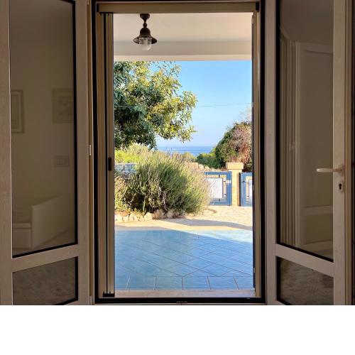 Appartamento con giardino vista mare