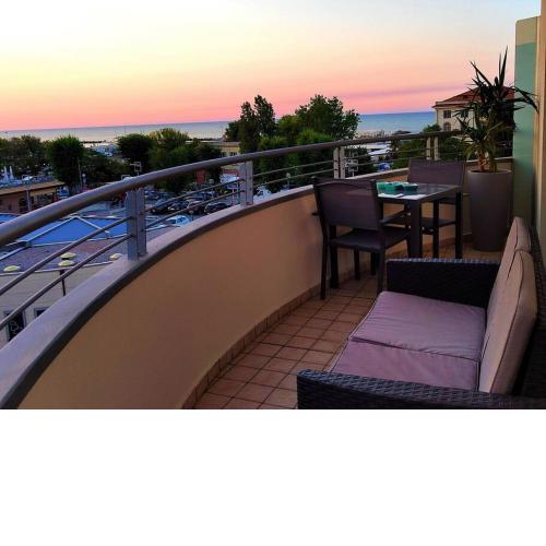 Appartamento con terrazze vista mare e canale.