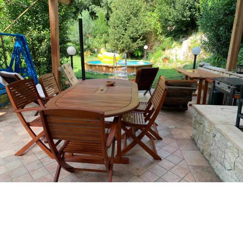 Appartamento con veranda, giardino e piscina