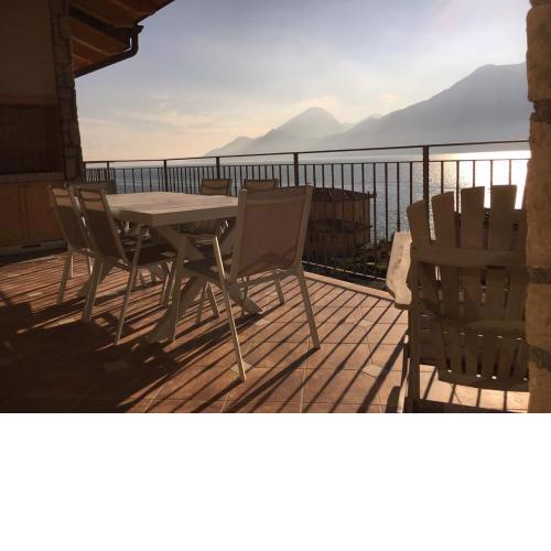Appartamento DELUXE 1 con vasca idromassaggio vista Lago di Garda, riscaldata, privata e utilizzabile tutto l'anno
