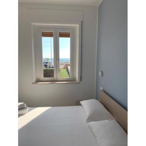 Appartamento fronte mare con giardino