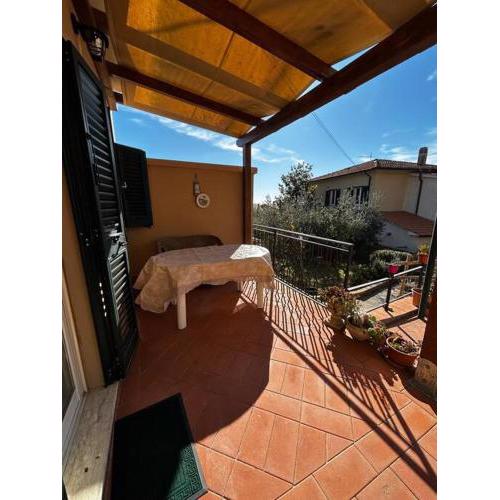 Appartamento indipendente in casale, con giardino