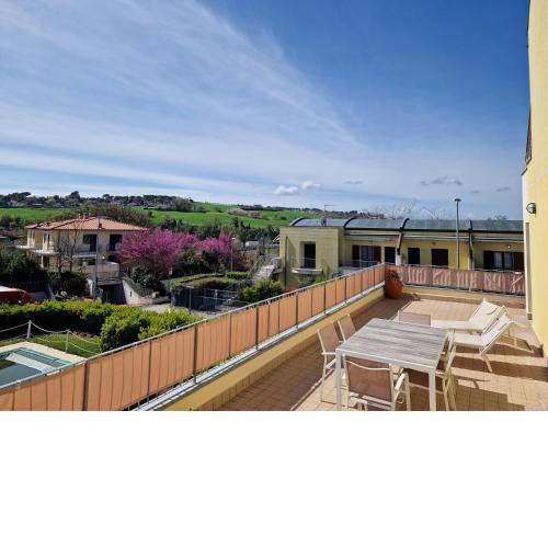 Appartamento L'Azalea - a due passi da Numana con grande terrazzo e piscina condominiale stagionale