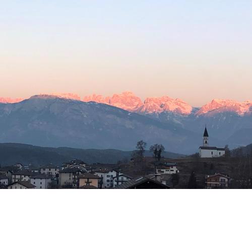 Appartamento luminoso, giardino, vista Dolomiti.