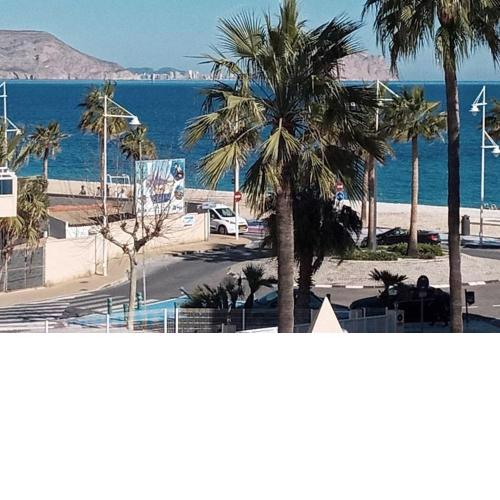 Appartement with sea views, pool and carpark