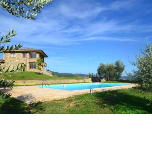 Appealing Holiday Home in Grotte di Castro with Heated Pool