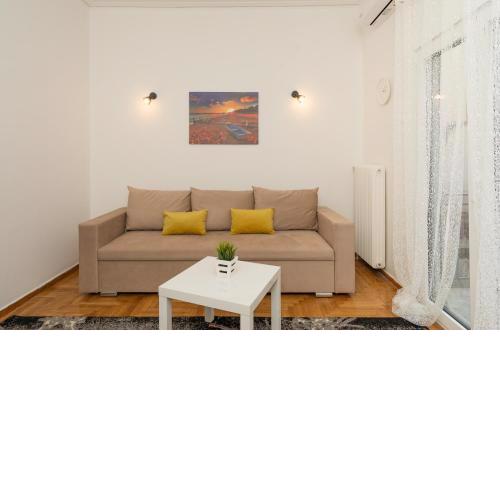 Apt in the historic center, next to Acropolis