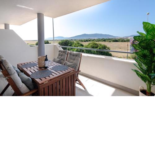 Apt w Beach/Mountain Views, Pool and Parking
