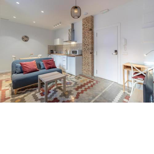 Apt with Antique Floor & lots of Sun Light