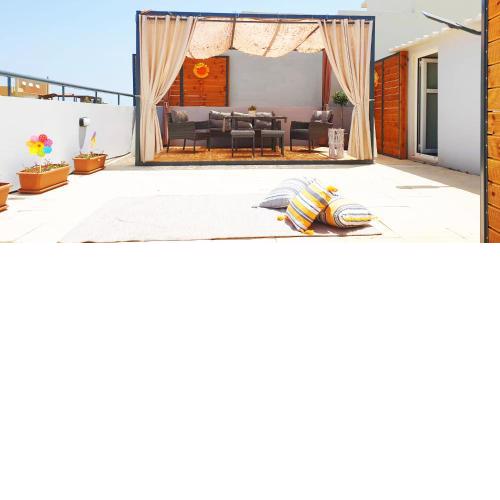 Apt with private Roof Garden 70 m From BEACH