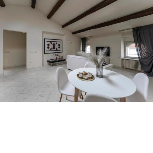 APT24 - Superb Atticus in historic centre of Desenzano