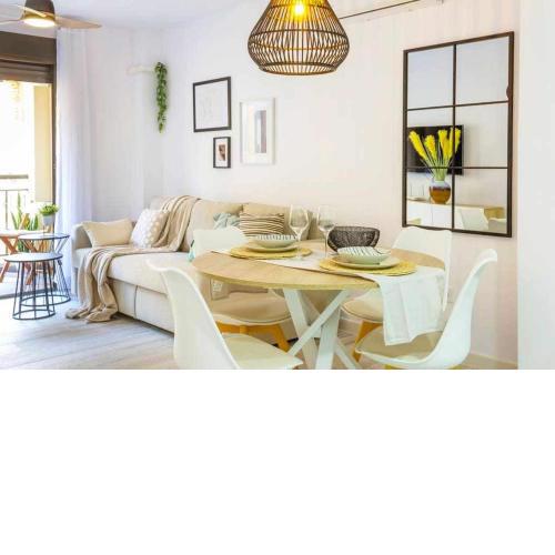 Apto con piscina junto al mar