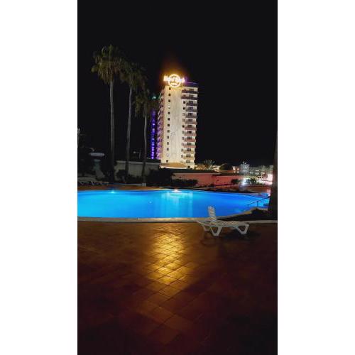 Apto increíble, acogedor, luminoso de ambiente muy relajante con excelentes vistas y servicios/ Amazing apt with sunset lovely views