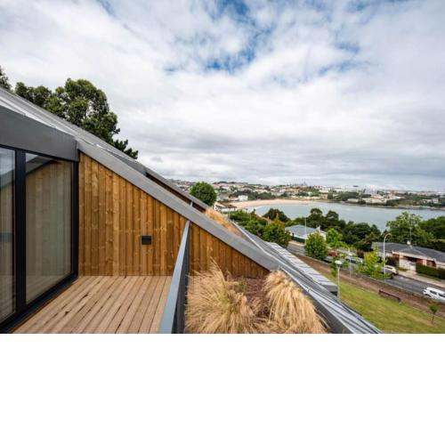 Arquitectura contemporánea cerca de la playa