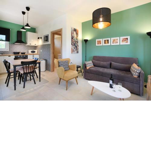 Art Garden house - 500m from the Beach