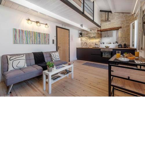 Art Loft Venetian Well