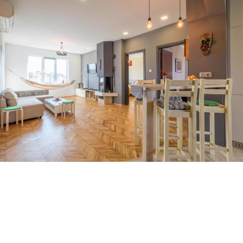 ARTistic & Spacious 2BD Central Apt